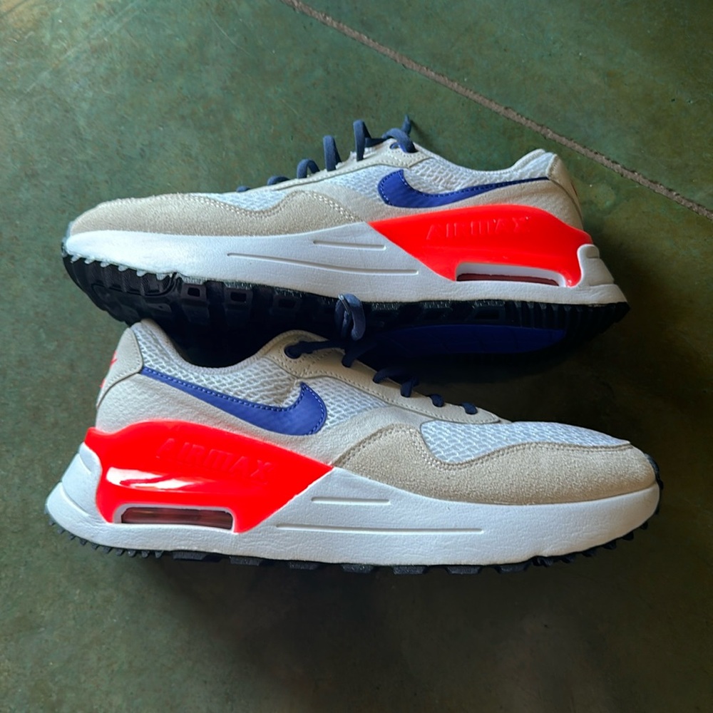 Women’s Nike Airmax, size 9. Like new